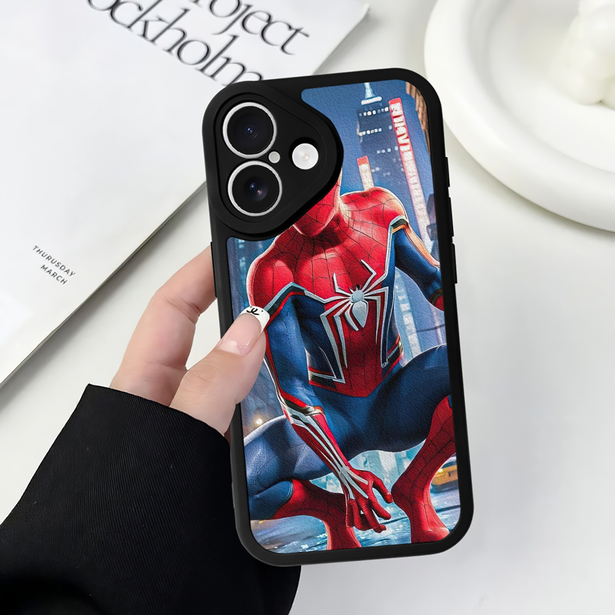 Spider Man スパイダーマン 【iPhone 16シリーズ対応】シリコンスマホケース（レザー調） 材質：シリコン